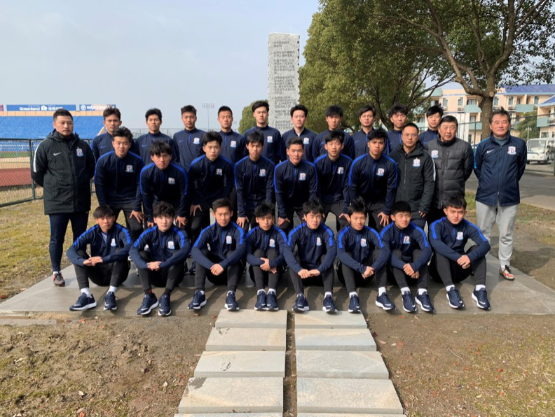 ShanghaiShenhua-Youth-Team-with-sculpture